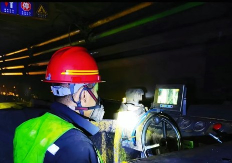 <em>山西焦煤</em>華晉焦煤吉寧公司：井下特種搬運車長了智能眼