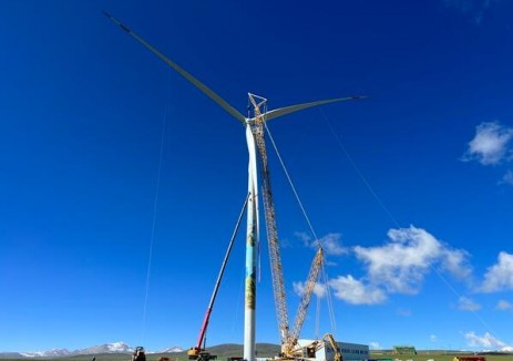 西藏色尼区曲果嘎姆200MW风电项目首台风机顺利完成吊装