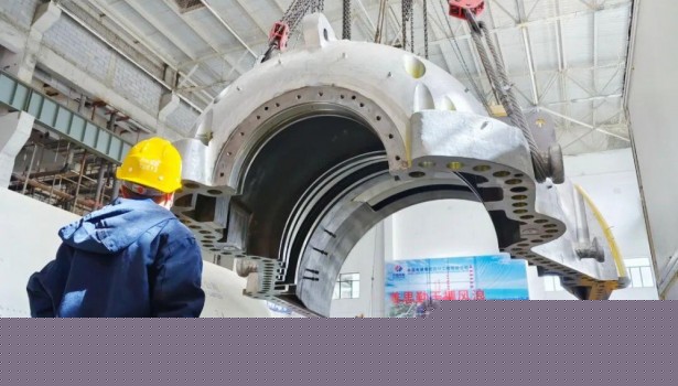中电建共和100万千瓦光伏光热项目汽轮机扣盖成功