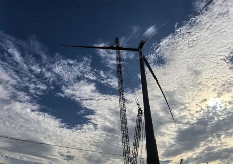 吉林化纤自带负荷配置30万千瓦风电项目首台风机吊装完成