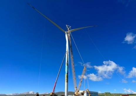 海拔4700米！西藏在建最大风力发电项目首台风机吊装完成
