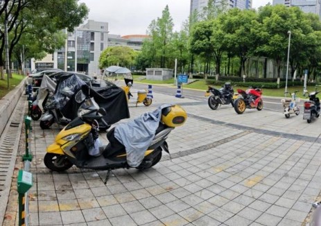 解群众 “充电难”！大竹林街道新增4处电动车充电