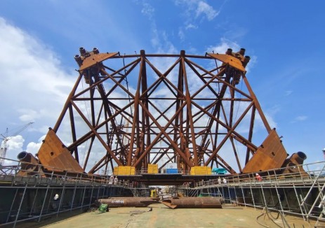 5万吨级拉力千斤顶牵引装船系统在珠海场地成功应用