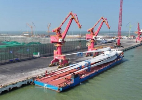 山东港口渤海湾港广利港区完成首船海运工装双层风电叶片装船作业