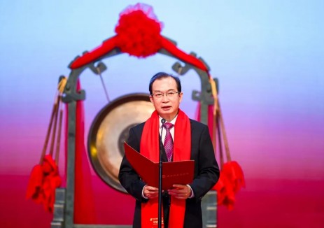 江毅出席华电新能上市仪式 与上交所主要负责人举