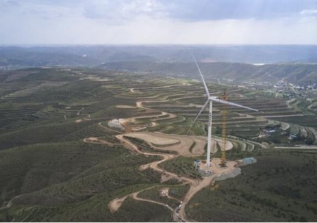 腾格里“沙戈荒”能源大基地首台风机完成吊装