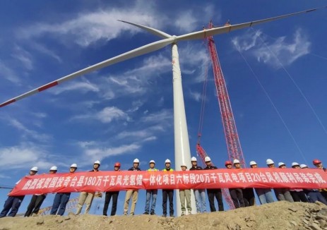 国投奇台1.8GW风光氢储一体化项目六标段200MW风电项目<em>风机</em>吊装完成
