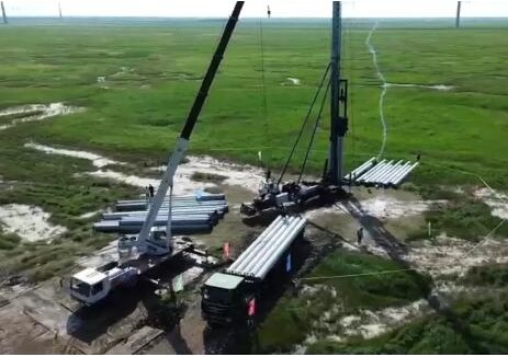 黑龙江安达二期风电项目首台风机基础打桩成功