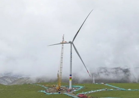 世界在建海拔最高风电机组吊装成功