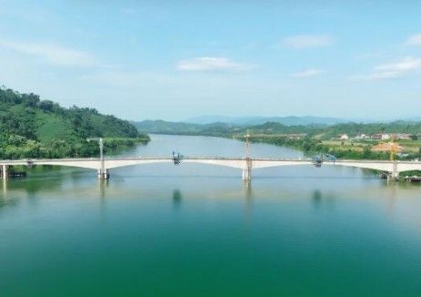 中国电建水电十五局老挝芭莱水电站湄公河大桥顺利