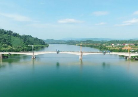 水电十五局老挝芭莱水电站湄公河大桥成功合龙