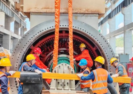 中国电建电投公司盘州电厂项目1号发电机转子穿装