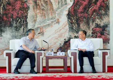 倪真与赤峰市委副书记、市长栾天猛会谈