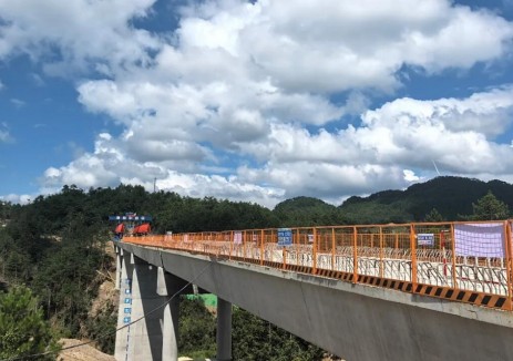 浙江庆元抽水蓄能电站建设迈关键一步上库区4#桥上