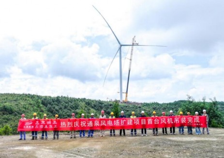 能投股份通泉风电场扩建项目首台机组吊装完成