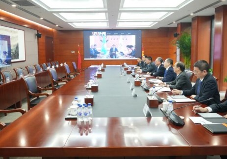 倪真与哈萨克斯坦萨姆鲁克卡泽纳基金主席扎库波夫