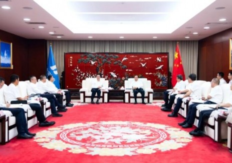 中国华电江毅与哈电集团董事长、党委书记黄伟举行