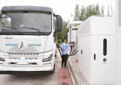 内蒙古包头市：18分钟“满电复活”50吨重卡