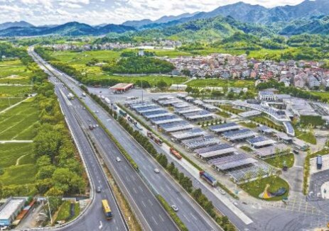 全国最大规模高速公路充电站在浙江杭州投运