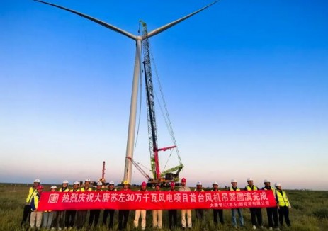大唐锡盟新能源事业部苏尼特左旗30万千瓦风电项目首台风机吊装作业顺利完成