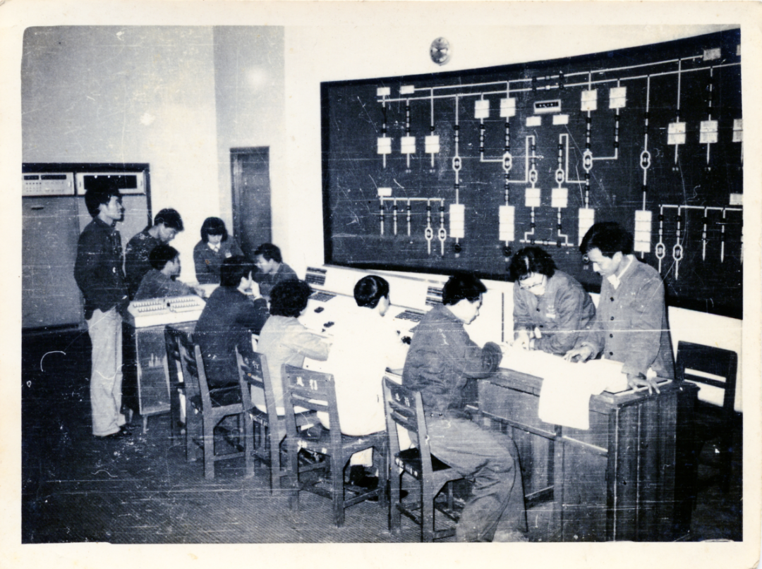 图2：90年年代西津电厂中控室值班情况.png