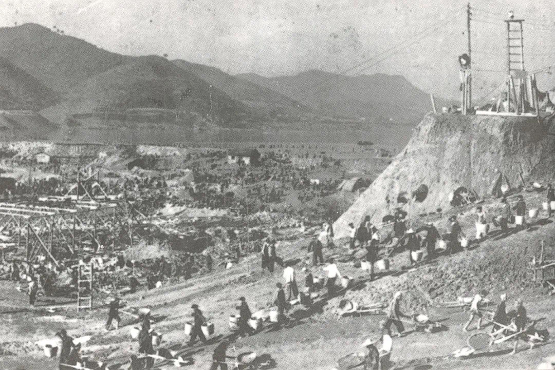 图1：建设时期肩挑人扛筑起西津电厂大坝的场景.png