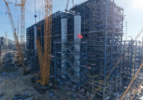 古雷石化项目部双烟囱同步<em>吊装</em>圆满成功