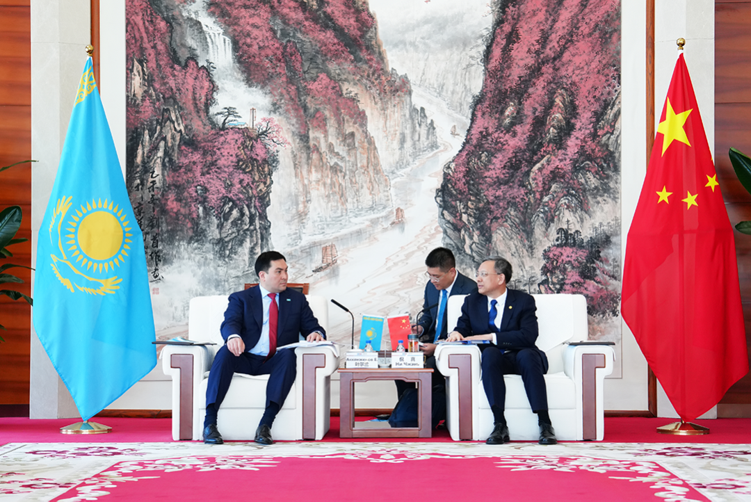 涉及新能源项目合作！倪真与哈萨克斯坦能源部部长叶尔兰·阿肯热诺夫会谈