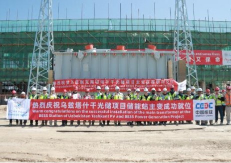 中国能建承建的乌兹塔什干光储项目储能站主变压器就位