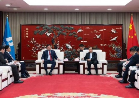 江毅与哈萨克斯坦能源部部长阿肯热诺夫举行会谈