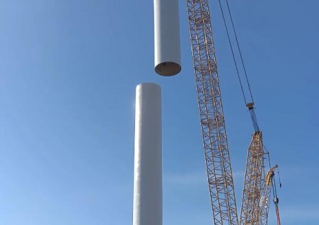 北京送变电河北张家口碳中和示范二期（河北泽景河北沽源）风电项目首套塔筒顺利吊装