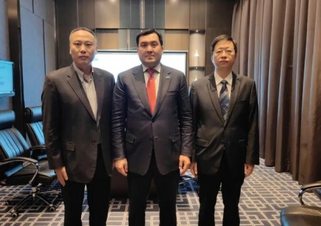 闫伟华与哈萨克斯坦能源部部长阿肯热诺夫会谈，推进能源领域务实合作