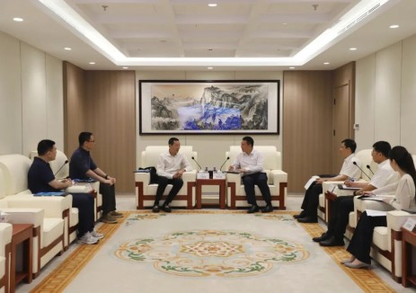陈向东与泰中侨商联合会主席邝锦荣座谈交流