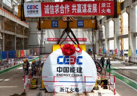 中國能建浙江火電承建的廣西欽州電廠三期4×660兆瓦<em>煤電項(xiàng)目</em>3號機(jī)組發(fā)電機(jī)定子吊裝就位