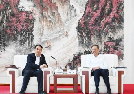 倪真与乌鲁木齐市委副书记、市长牙合甫·排都拉会谈