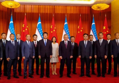 吕军出席中乌兹企业家座谈会