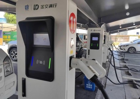 最快充5分鐘跑200公里！金華今年已新建新能源<em>汽車</em>公共充電樁2951根