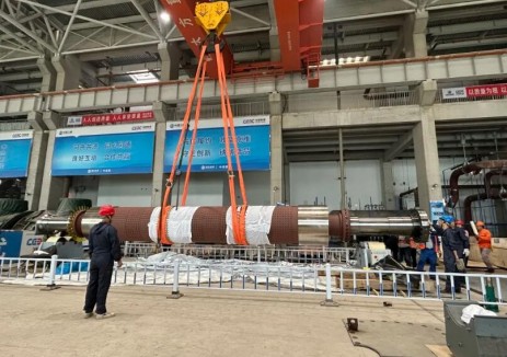 湖北江陵项目1号机组发电机转子穿装一次成功