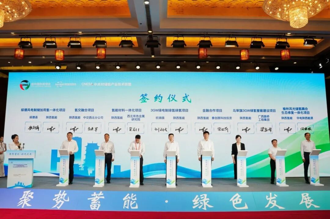 签约 刘巍总.jpg