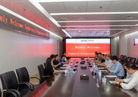 马晓峰、吕建国与胜科集团首席运营官Charles Koh、胜科新加坡太阳能首席执行官Jen Tan会谈并见证项目签约