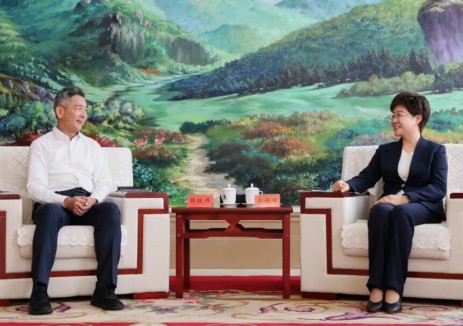 華潤集團(tuán)副總經(jīng)理韓躍偉出席華潤電力與阿拉善盟戰(zhàn)略協(xié)議簽署儀式