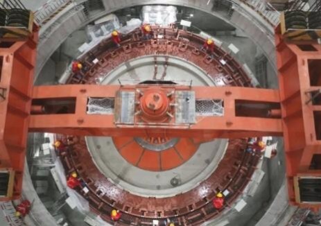 <em>中国</em>能建葛洲坝机电公司承建的世界第一高坝双江口水电站3号机组转子吊装就位