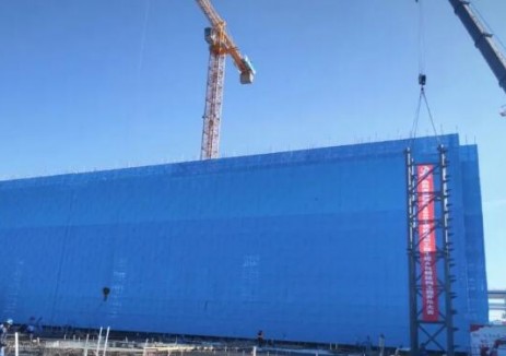 上海電力建筑工程有限公司參建的越州±800千伏換流站項(xiàng)目極1低端鋼結(jié)構(gòu)首根鋼柱吊裝完成