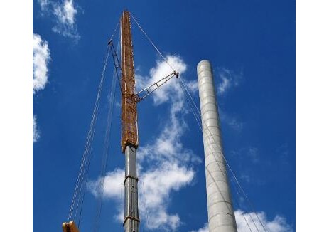<em>大慶油田</em>首個山地風電項目首臺風機吊裝完成