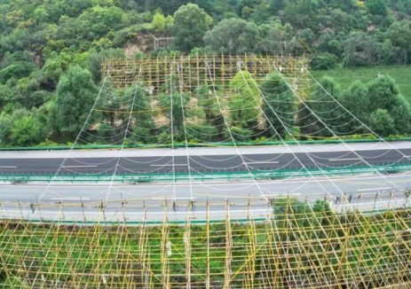 陕北至关中750千伏线路工程（线路包8）圆满完成跨越330千伏洛壶Ⅰ、Ⅱ线及青兰<em>高速</em>施工