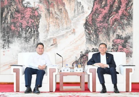 倪真与广西柳工集团党委书记、董事长郑津会谈