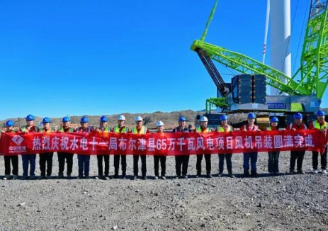 新疆布尔津县65万千瓦风电项目<em>风机</em>全部吊装完成