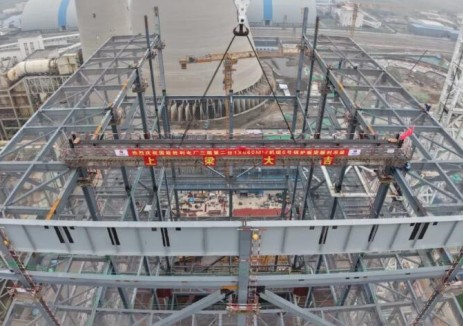 中电建核电公司承建的国能胜利<em>电厂</em>三期热电联产项目大板梁吊装顺利完成