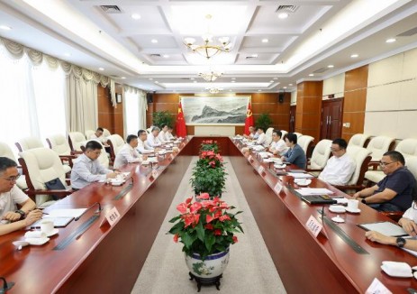 王小军与上海市松江区委书记王华杰会谈