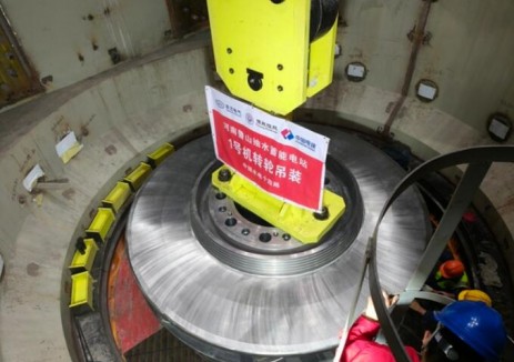 鲁山抽蓄<em>电站</em>再传捷报，首台机组转轮顺利吊装就位